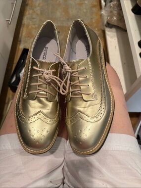 Women’s Divided Metallic Gold Wingtip Oxford Flats